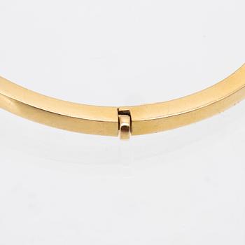 An 18K gold bracelet.