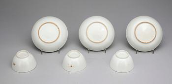 KOPPAR med FAT, 3 st, porslin. Qing dynastin, Qianlong (1736-95).