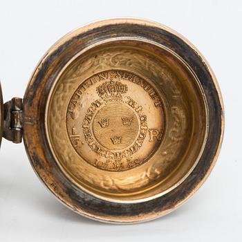 Saltkar och dryckeskanna i miniatyr, silver, C G Hallberg, Stockholm 1900-1904. I original ask.