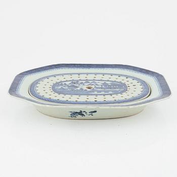 A blue and white serving dish with strainer, Qing dynasty, 19th Century.