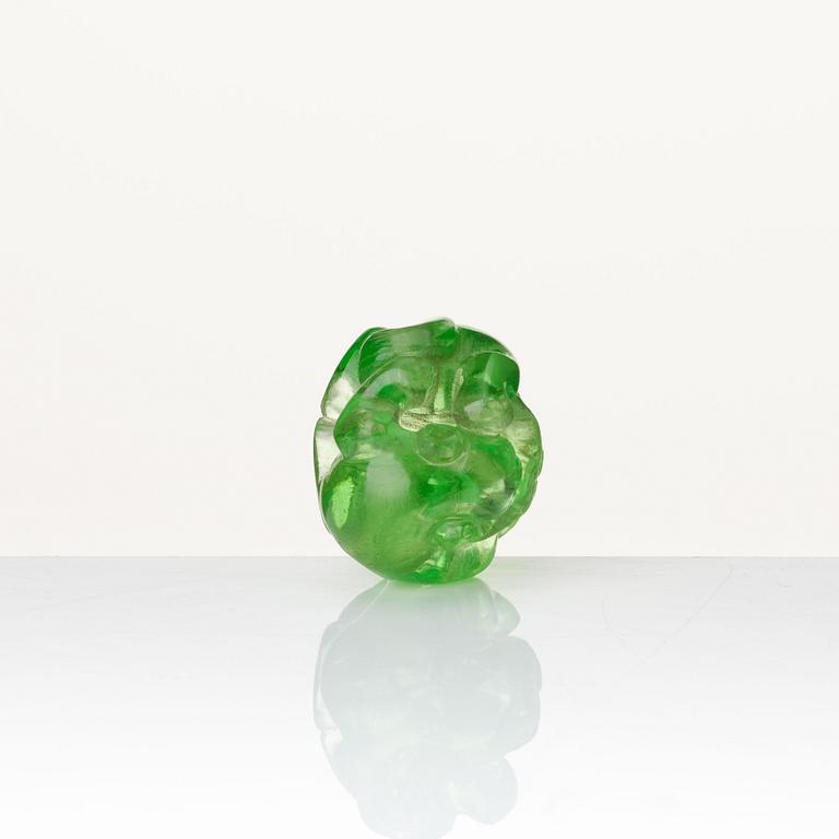 A green sculptured bead, Qing dynasty.