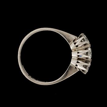 RING, 18k vitguld med 3 briljantslipade diamanter tot ca0,92ct enl gravyr. Vikt 3g.