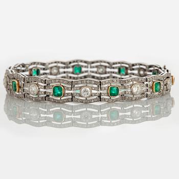 Armband med tio gammalslipade diamanter total vikt ca 2 ct samt fasettslipade smaragder.