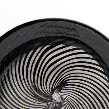 KAJ FRANCK, FLASKA OCH FYRA POKALER. Sign. K. Franck, Nuutajärvi Notsjö -63/64.