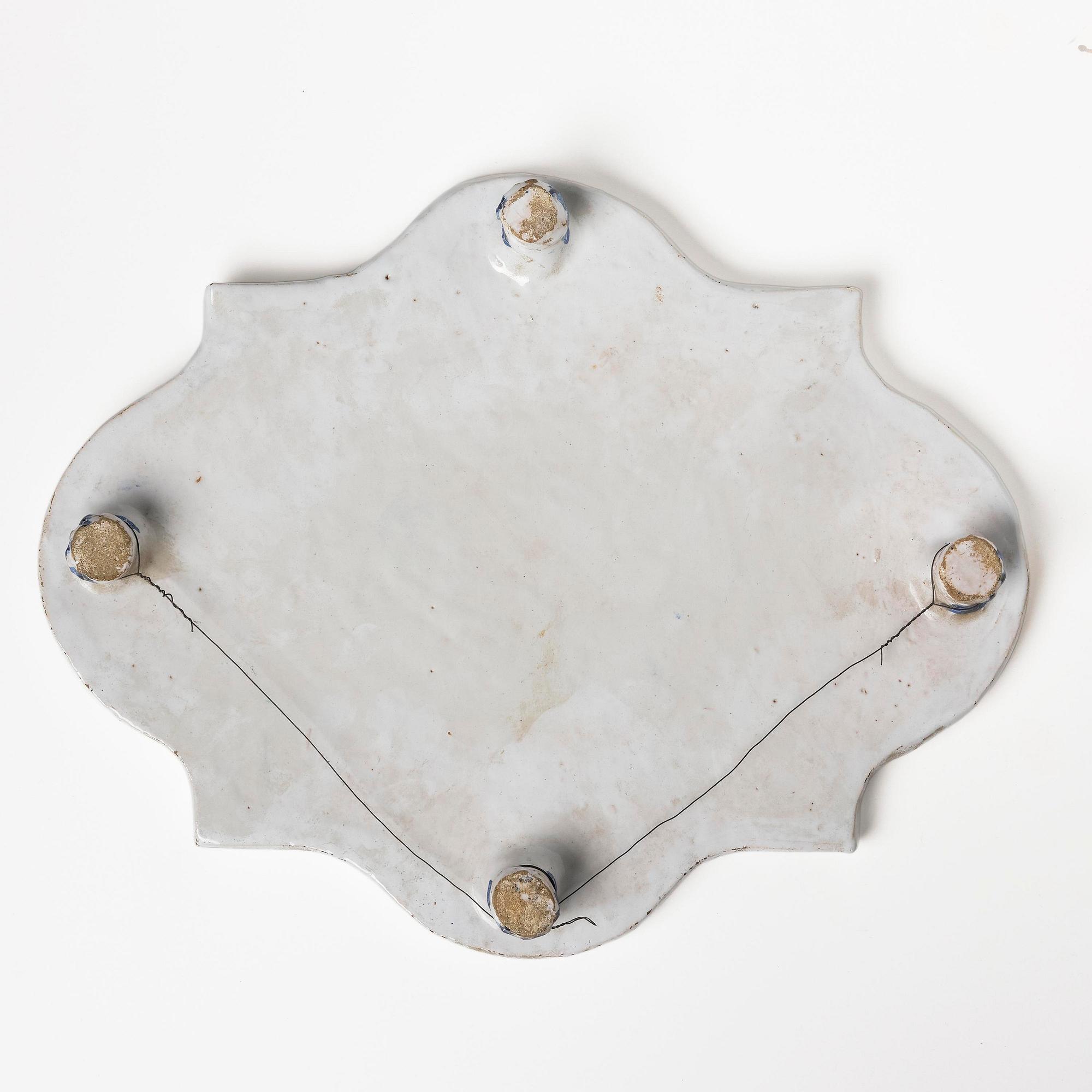 Bordsplateau, fajans. Frankrike, Rouen tidigt 1700-tal.