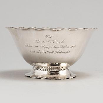 SKÅL, silver, CG Hallberg, till minne av Olymiska spelen 1924 i Paris, tilldelad fotbollsspelaren Konrad Hirsch.