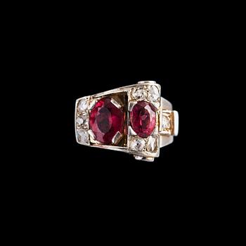 RING, antik och rosenslipade diamanter ca 0.75 ct. Turmaliner. 18K guld. Frankrike 1930 t. Storlek 17,5, vikt 7,7 g.