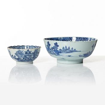 A set of five Chinese export porcelain bowls, Qing dynasty, Qianlong (1736-95).