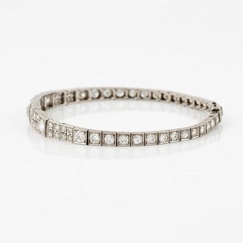 A bracelet in platinum with old- and round brilliant-cut diamonds.