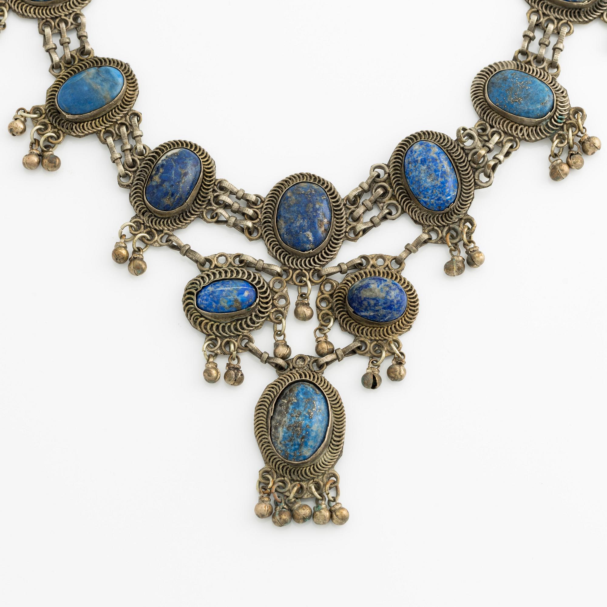 Collier vit metall och sannolikt lapis lazuli. - Bukowskis