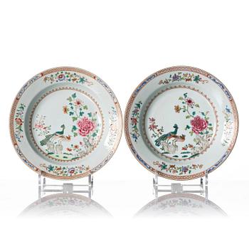 A Qianlong blue and white charger and a pair of famille rose dishes.