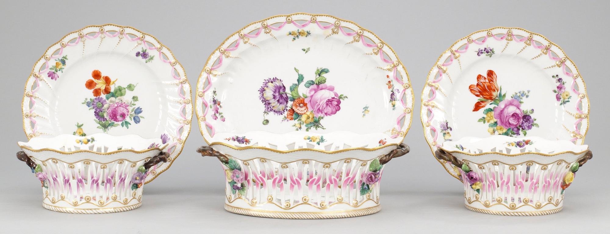 GALLERSKÅLAR, 2+1 st, porslin. Juliana Marie, Kongl Dansk 1900-tal.