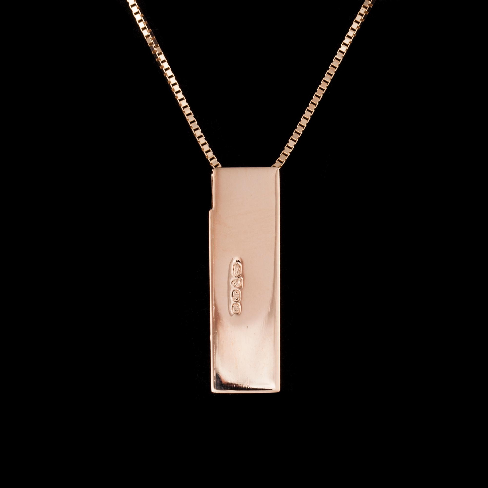 HÄNGSMYCKE, 14K guld, spektrolit, 3 små diamanter. Stämplat av Kultakeskus. Vikt 5,1 g.