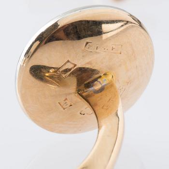 MANSCHETTKNAPPAR SAMT FRACKKNAPPAR, två par, 18K guld, pärlemor samt diamanter. Gustaf Dahlgren & Co, Malmö.