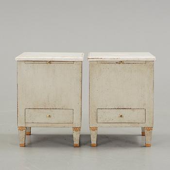 SKÅP/SOCKLAR, ett par. Gustaviansk stil, 1900-tal.