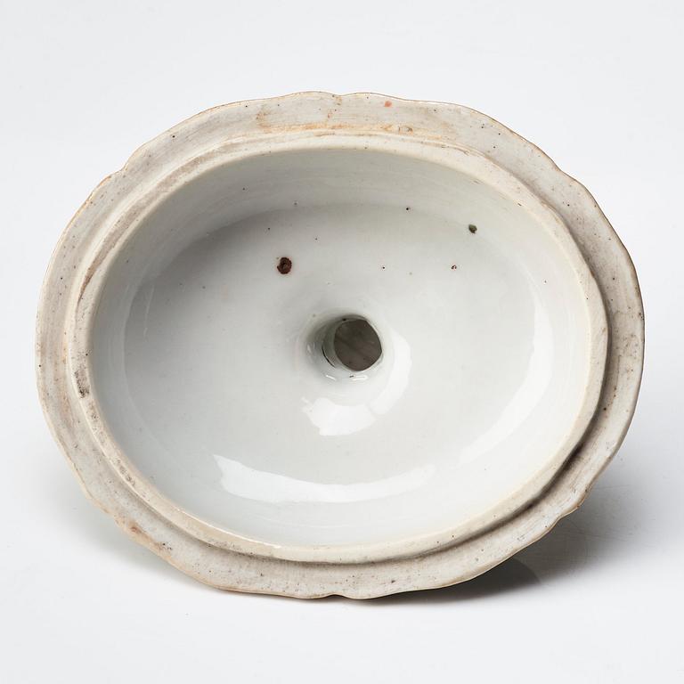 Smörterrin med lock, kompaniporslin. Qingdynastin, Qianlong (1736-95).