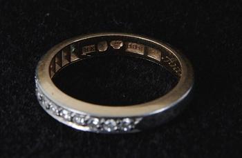 RING, sk halvalliansring. 18K vg och guld.
