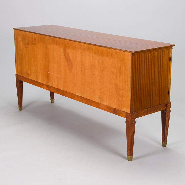 A mid 20th century gustavian style veneered sideboard by Abrahamsons Möbelfabrik AB.