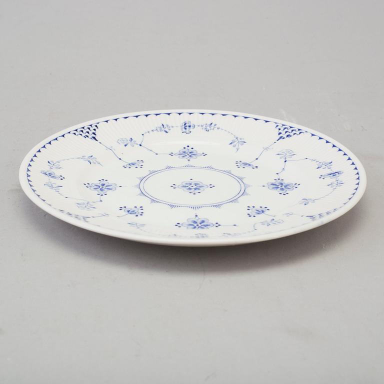 SERVISDELAR, 48 delar, porslin, "Musselmalet", Royal Copenhagen samt Bing & Gröndahl, Danmark.