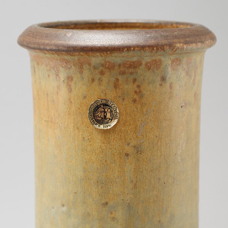 A stoneware vase by Joseph Simon, Denmark, from the latter haf of the 20th century.