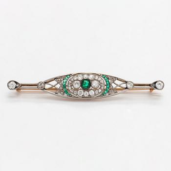 Rintaneula, 14K kultaa/platina, smaragdeja sekä vanha- ja ruusuhiottuja timantteja, Venäjä 1908-26.