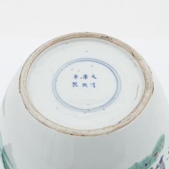 A famille verte jar, Qing dynasty, 19th Century.