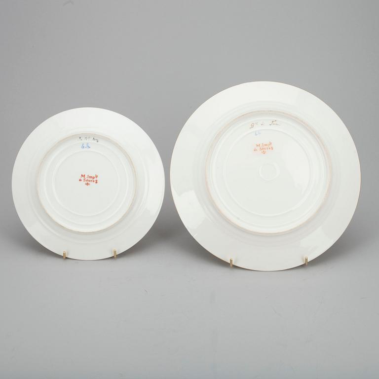 TALLRIKAR, 12 st, porslin. Tallrikarna, Sèvres 1804-1809, porträtten ca 1800-talets mitt.