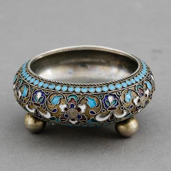 SALTKAR, silver, emalj, Ryssland omkring 1900. Vikt ca 30 gram.
