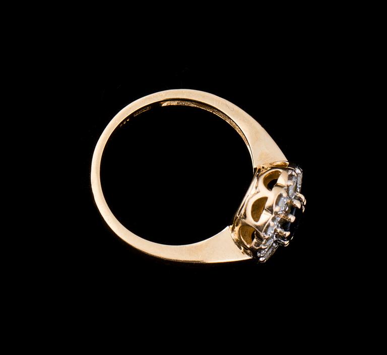RING, 18 k guld med safir samt diamanter, ca 0.50 ct. Vikt ca 4,5 g.