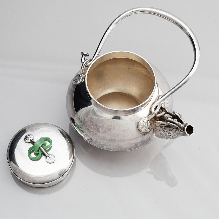 A silver tea pot with cover, Japan, early 20th century.