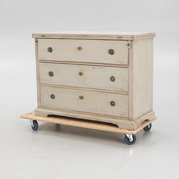 A chest of drawers, 19th Century.