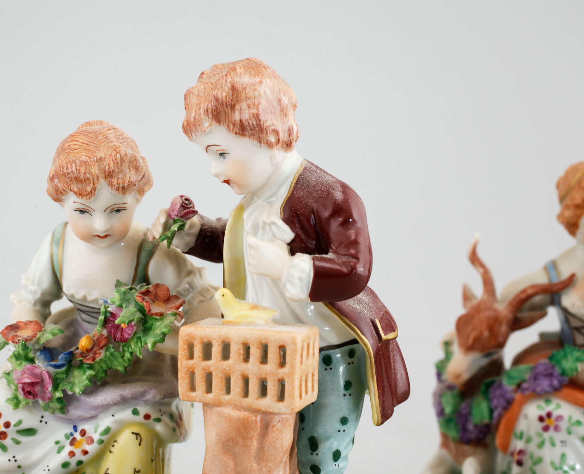 A pair of procelain figurines from Sächsische Porzellan Manufaktur in Dresden, first half of the 20th century.