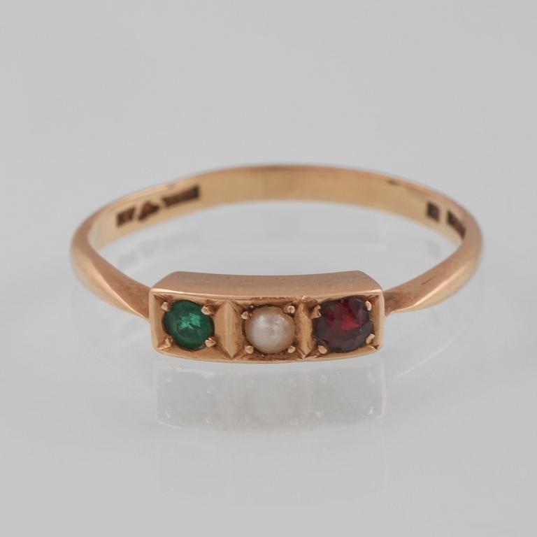 RING, 18K guld med fasettslipad rubin och smaragd samt odlad pärla, Gustav Dahlgren & Co, Malmö. Vikt 2,0 gram.