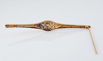 BROSCH, 18K guld samt platina med odlade små pärlor samt fasettslipade diamanter, importstämplad. Vikt 6,2 gram.