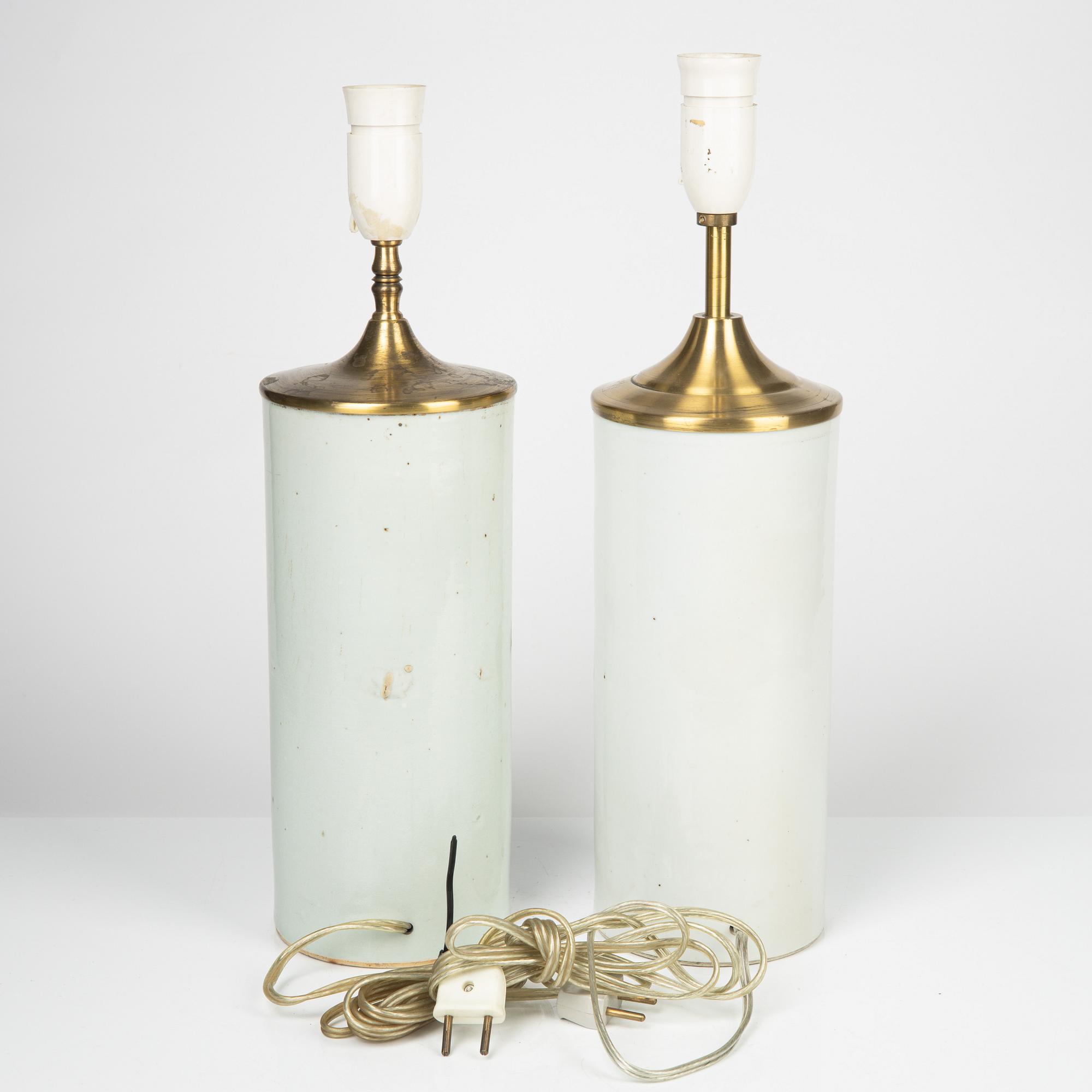 A pair of Chinese porcelain vase converted into table lamps, 20th Century.
