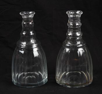 KARAFFER, 2 st snarlika, glas, 1800-tal.