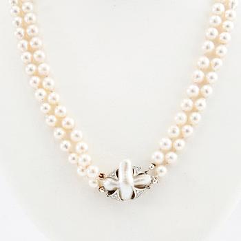 Necklace, double strand of cultured pearls with clasp in 18K white gold and diamonds.