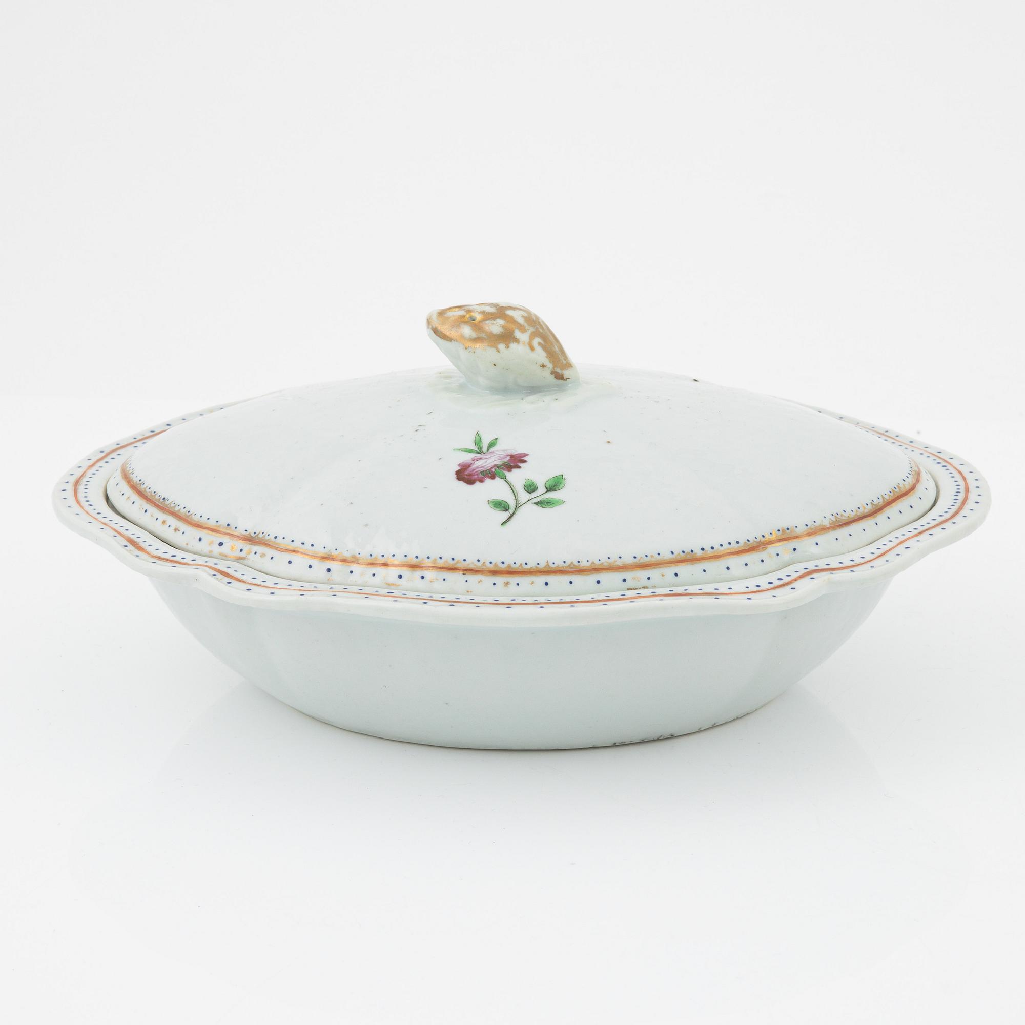 A Chinese Export dinner service, Qing dynasty, Qianlong (1736-95). (51 pieces).