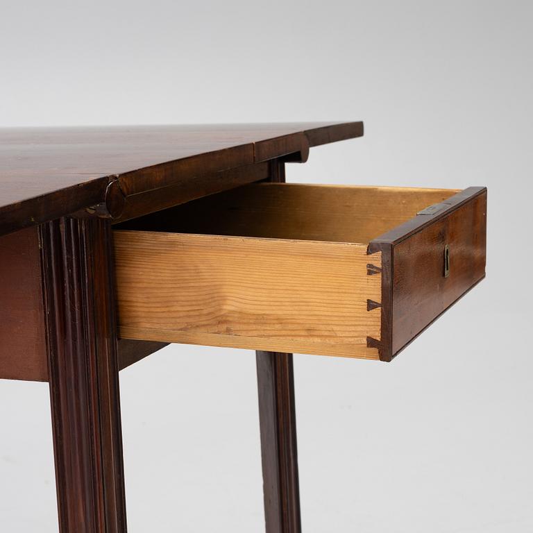 A late gustavian mahogny table.