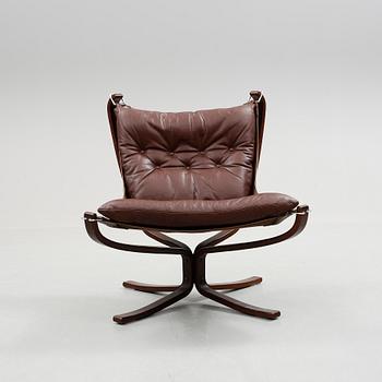 FÅTÖLJ och BORD, "Falcon chair", Sigurd Russel, Vatne möbler, Norge, 1970-tal.