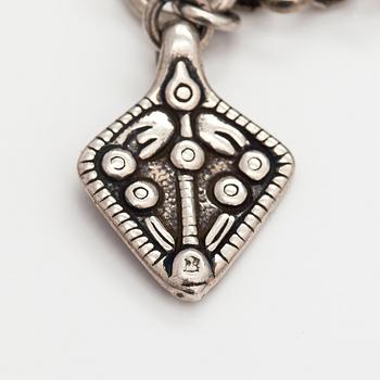 Halsband "Skattcollier", sterlingsilver. Kalevala Koru, Helsingfors 1989.