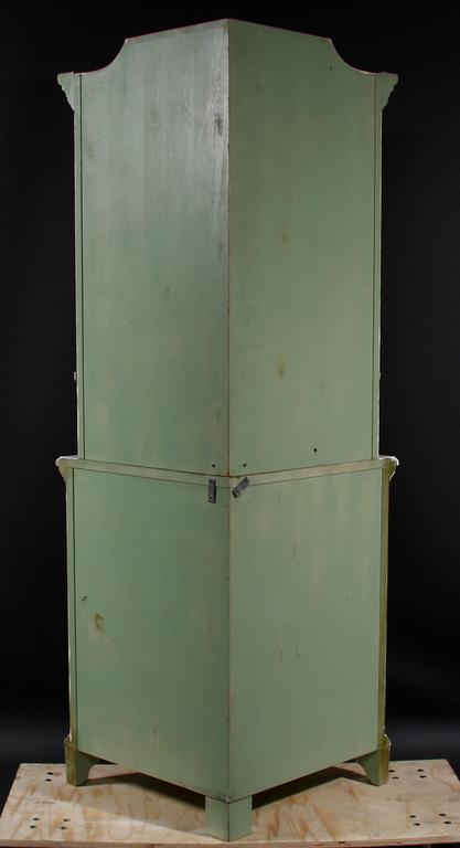 HÖRNVITRINSKÅP. Gustaviansk stil, 1900-talets mitt.