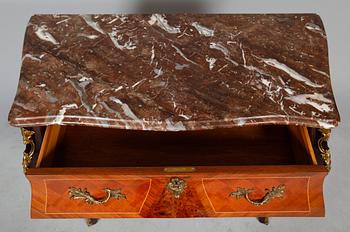 BYRÅ, rokokostil, 1900-talets andra hälft.