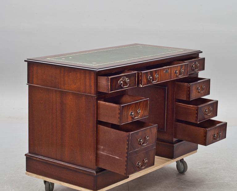 SKRIVBORD, engelsk stil, 1900-talets andra hälft.