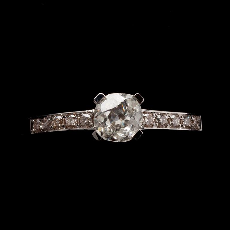 RING, vitguld 14K, gammalslipad diamant 0,46 ct, sidostenar tot. 0,10 ct. Vikt 3,1 g.