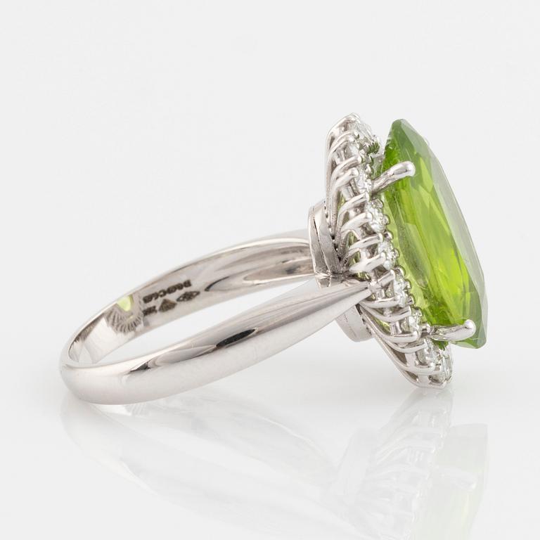 Ring, cocktailring med peridot och briljantslipade diamanter.