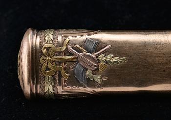 RASIA, monivärikultaa 18K. 1700 l. jälkipuolisko. Luultavasti Ranska. Pituus 12,5 cm. Paino 25 g.