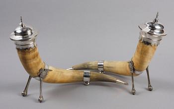HORNPOKALER, ett par, nysilver och horn, fornnordisk stil, sent 1800-tal.
