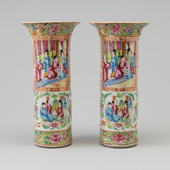 A pair of famille rose Canton porcelain vases, Qing dynasty, 19th century.