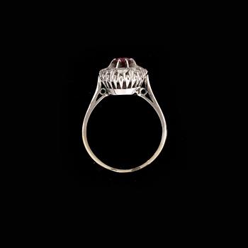 RING, 18K vitguld med rubin samt briljantslipade diamanter totalt ca 0,4ct. Vikt ca 4,2g.
